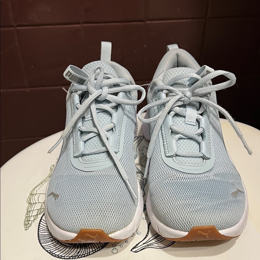 Puma Women's Light Gray Athletic Sneakers with Gum Soles